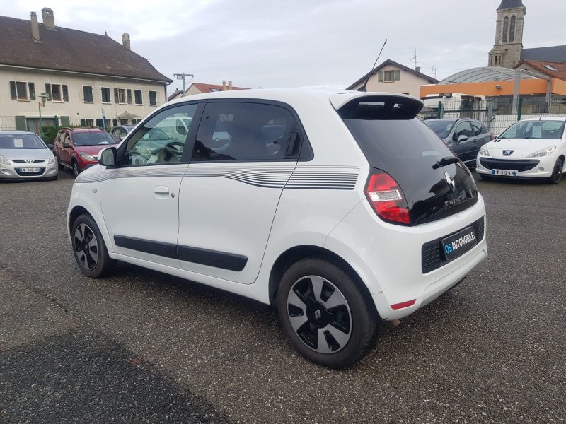 RENAULT TWINGO III 2014. Auto Dakar propose des formations spécialisées en conduite tout-terrain et conduite en conditions difficiles adaptées au contexte africain. Ces stages pratiques renforcent votre maîtrise du véhicule et améliorent votre sécurité sur tous types de terrains.