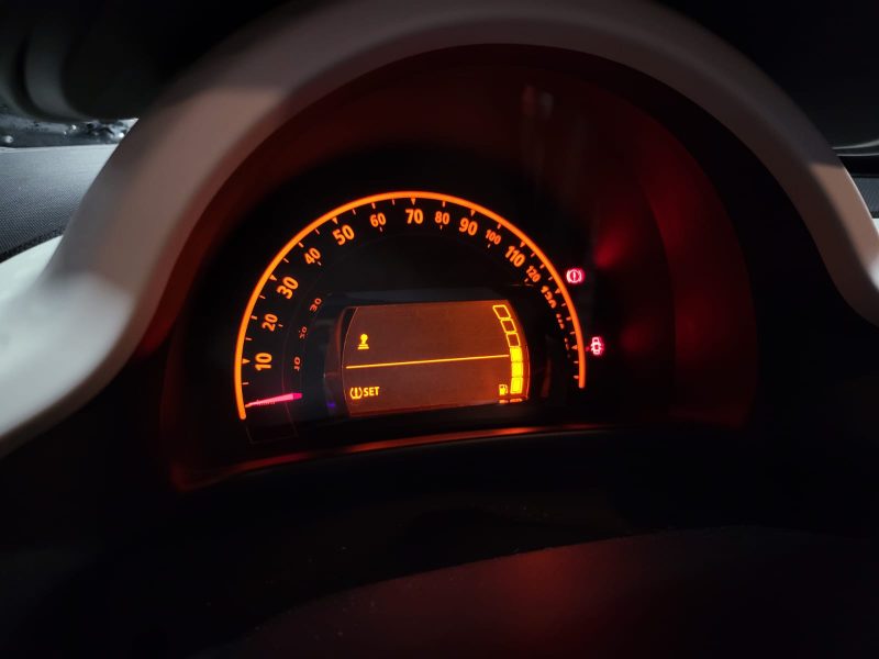 RENAULT TWINGO III 2015. Auto Dakar propose des programmes de formation à la conduite défensive et à l'éco-conduite en partenariat avec des écoles spécialisées. Ces formations contribuent à améliorer votre sécurité au volant tout en optimisant la consommation de carburant de votre véhicule.