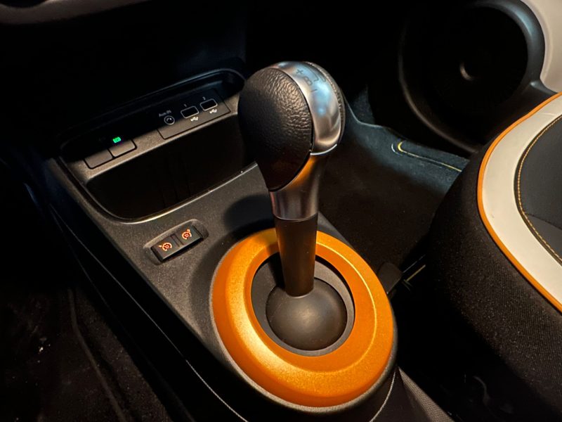RENAULT TWINGO III 2022. Auto Dakar développe des solutions de financement participatif et solidaire pour démocratiser l'accès à la mobilité automobile. Ces initiatives innovantes s'adressent particulièrement aux entrepreneurs et porteurs de projets ayant des besoins spécifiques de transport.