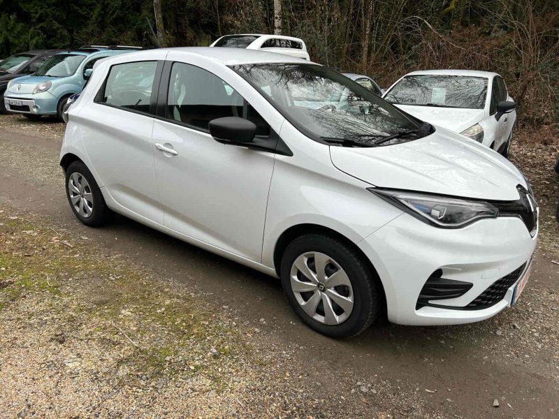 RENAULT ZOE 2022. Chez Auto Dakar, chaque véhicule de notre parc automobile fait l'objet d'un contrôle technique rigoureux et d'une certification qualité. Notre équipe de mécaniciens expérimentés s'assure que vous repartiez avec un véhicule fiable et performant.