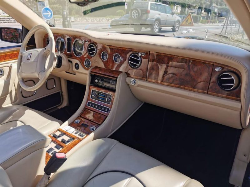 ROLLS ROYCE CORNICHE 2000. Auto Dakar propose des solutions de location flexibles adaptées aux besoins spécifiques de chaque client, qu'il s'agisse de courte durée pour un week-end ou de longue durée pour vos déplacements professionnels. Nos tarifs compétitifs et nos conditions avantageuses font de nous le partenaire idéal pour tous vos projets de mobilité.