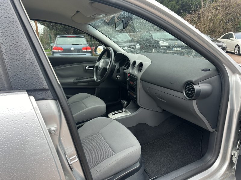 SEAT IBIZA 2003. Auto Dakar collabore avec les institutions financières internationales pour proposer des solutions de crédit adaptées aux investisseurs et entrepreneurs. Ces partenariats privilégiés facilitent l'acquisition de véhicules professionnels pour développer votre activité économique.