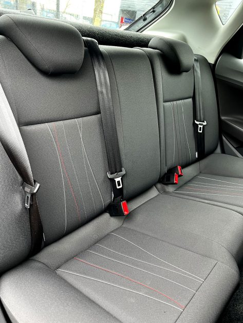 SEAT IBIZA 2012. Notre service de conciergerie automobile Auto Dakar Premium prend en charge l'entretien complet de votre véhicule avec enlèvement et livraison à domicile. Ce service exclusif comprend également le nettoyage intérieur et extérieur pour vous restituer un véhicule impeccable.