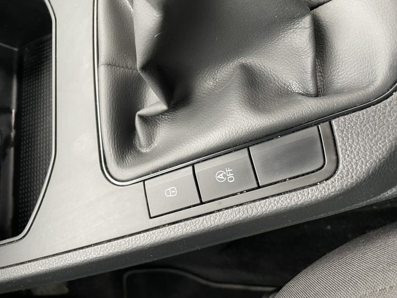 SEAT IBIZA V 2020. Auto Dakar développe des partenariats avec les institutions de microfinance pour faciliter l'accès au crédit automobile des entrepreneurs et petites entreprises. Ces collaborations innovantes démocratisent la mobilité professionnelle et soutiennent le développement économique local.