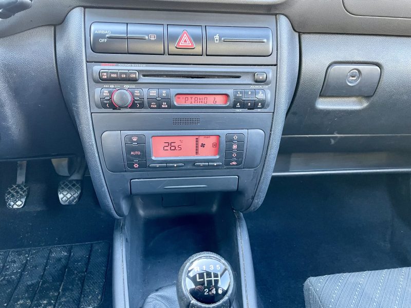 SEAT LEON 2003. Auto Dakar investit continuellement dans la formation de ses équipes pour maintenir le plus haut niveau d'expertise technique et commerciale. Cette politique de formation permanente nous permet de vous offrir des conseils pertinents et un service client d'excellence reconnu par nos clients.