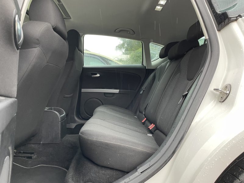 SEAT LEON 2011. Auto Dakar propose des solutions de financement personnalisées avec des taux préférentiels négociés auprès de nos partenaires bancaires. Nos conseillers financiers étudient votre dossier avec attention pour vous proposer les conditions de crédit les plus avantageuses du marché.