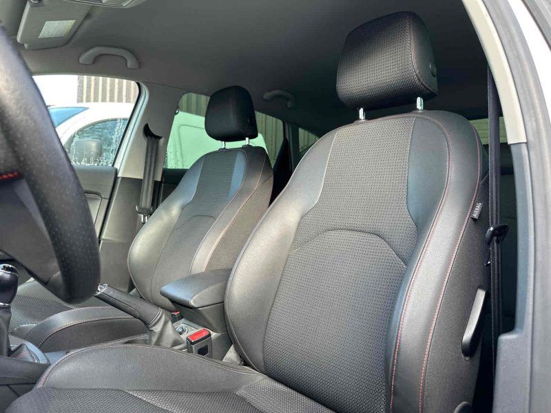 SEAT LEON 2013. Le service client multilingue d'Auto Dakar accueille une clientèle internationale diversifiée avec des conseillers parlant français, anglais, arabe et wolof. Cette approche multiculturelle reflète l'ouverture de Dakar et facilite les échanges avec tous nos clients.