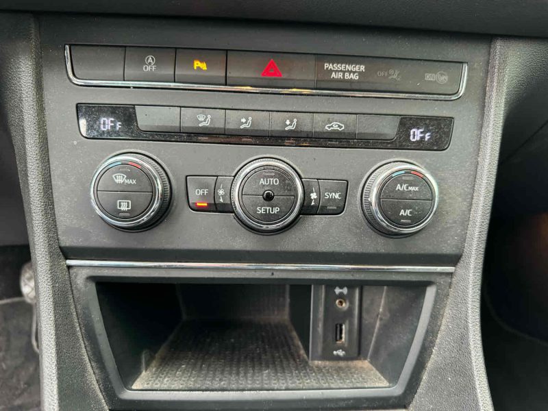 SEAT LEON 2016. La location longue durée Auto Dakar inclut un package maintenance complet avec révisions programmées et remplacement des pièces d'usure. Cette formule tout-inclus vous permet de maîtriser parfaitement votre budget mobilité sans surprises financières.