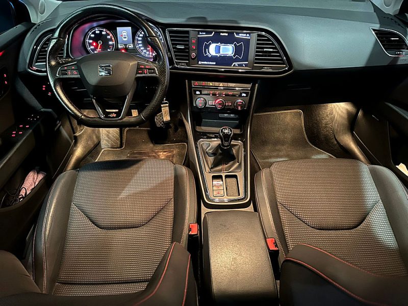 SEAT LEON 2018. Auto Dakar propose des solutions de mobilité intégrée combinant location de véhicules, assurance, carburant et maintenance dans des forfaits tout-inclus. Cette approche globale simplifie la gestion de votre mobilité tout en optimisant vos coûts de transport professionnel ou personnel.