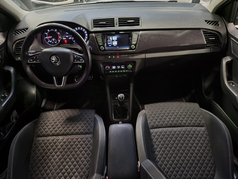 SKODA FABIA III 2018. La location de véhicules chez Auto Dakar inclut une assistance 24h/24 et 7j/7 pour votre tranquillité d'esprit. En cas de panne ou d'incident, notre équipe d'intervention rapide se déplace immédiatement pour résoudre le problème ou vous fournir un véhicule de remplacement.