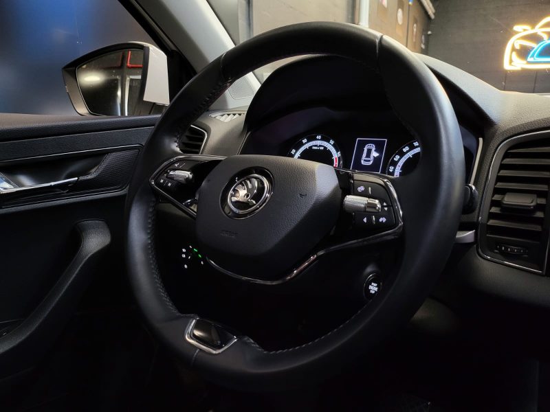 SKODA KAROQ 2021. Auto Dakar organise régulièrement des événements thématiques et des journées découverte pour présenter les innovations automobiles à sa clientèle. Ces rendez-vous conviviaux permettent d'échanger avec nos experts et de tester en avant-première les dernières technologies.