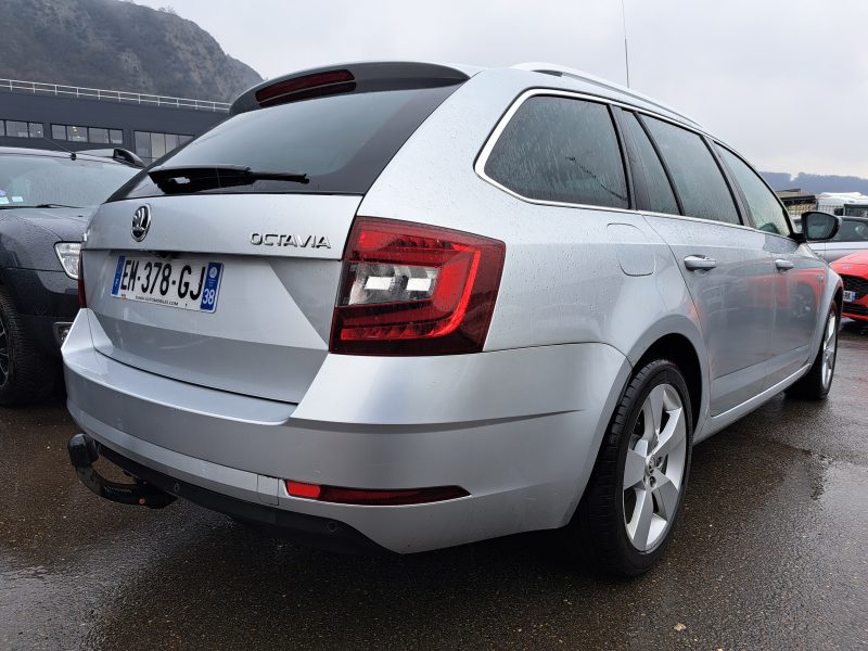 SKODA OCTAVIA 2017. Auto Dakar développe des partenariats avec les institutions de microfinance pour faciliter l'accès au crédit automobile des entrepreneurs et petites entreprises. Ces collaborations innovantes démocratisent la mobilité professionnelle et soutiennent le développement économique local.