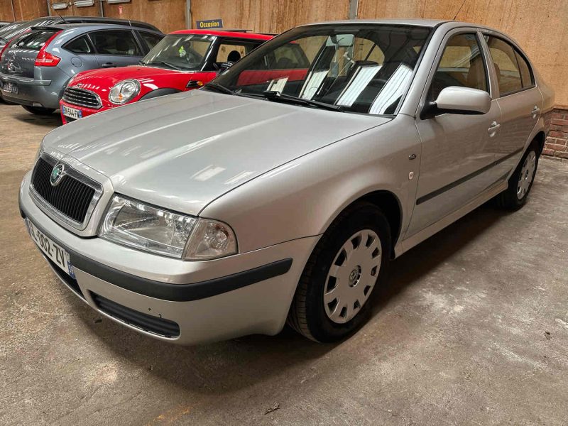 SKODA OCTAVIA I 2002. Le programme de partenariat Auto Dakar Enterprise développe des relations privilégiées avec les entreprises clientes à travers des services sur mesure. Ces collaborations stratégiques incluent la gestion complète de flottes, la formation des conducteurs et l'optimisation des coûts de transport.