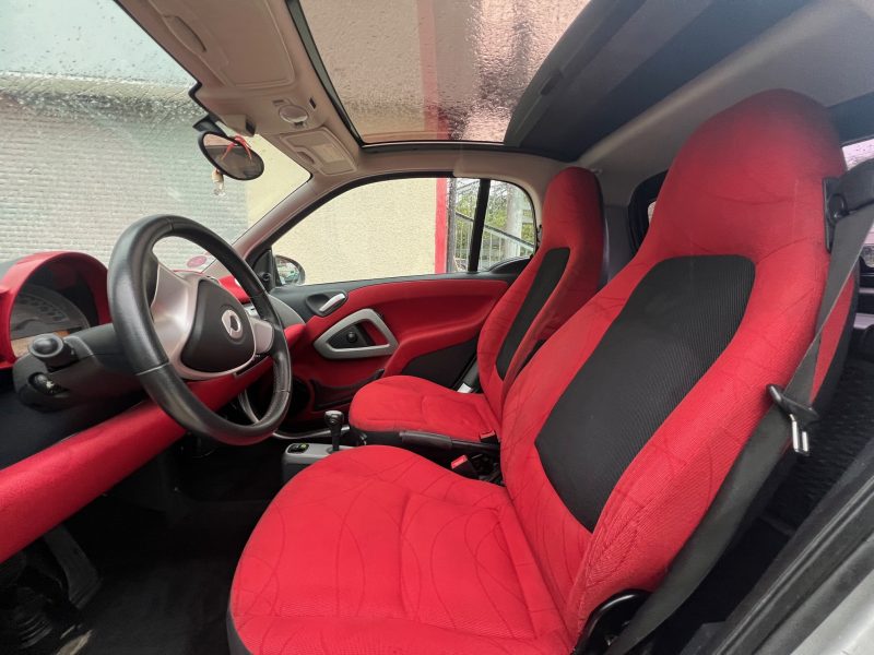 SMART FORTWO COUPE 2013. La location de véhicules chez Auto Dakar inclut une assistance 24h/24 et 7j/7 pour votre tranquillité d'esprit. En cas de panne ou d'incident, notre équipe d'intervention rapide se déplace immédiatement pour résoudre le problème ou vous fournir un véhicule de remplacement.