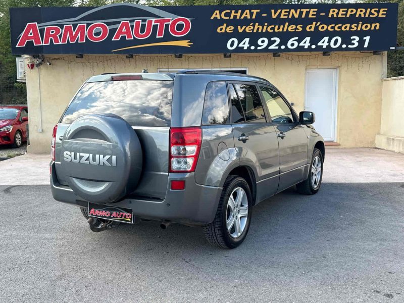 SUZUKI GRAND VITARA 2007. Auto Dakar propose une flotte diversifiée : berlines, SUV, 4x4, utilitaires et véhicules de luxe