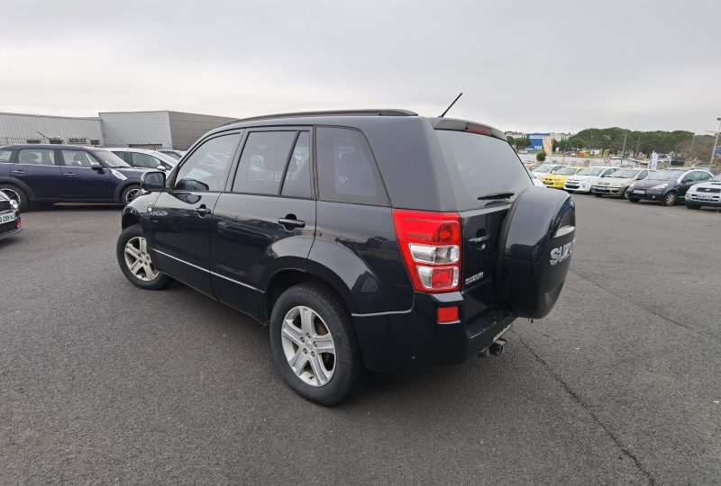SUZUKI GRAND VITARA II 2006. Auto Dakar garantit la traçabilité complète de tous ses véhicules avec historique détaillé et certification d'origine authentifiée. Cette transparence totale vous assure l'acquisition d'un véhicule aux antécédents vérifiés et à la provenance légale certifiée.