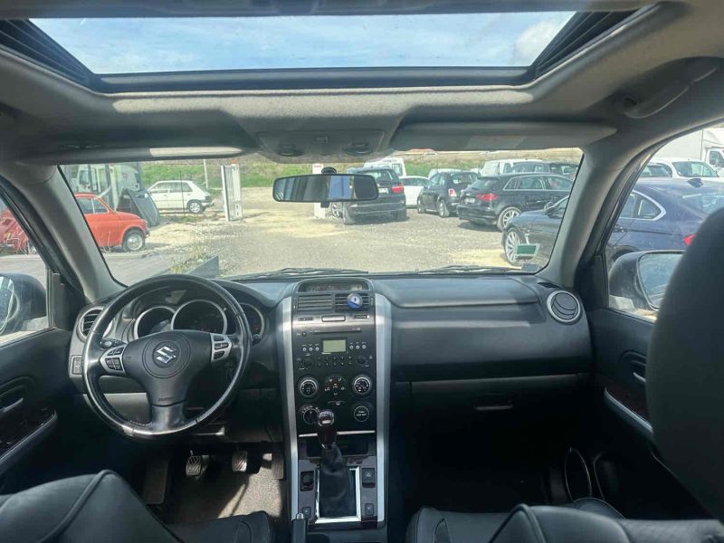 SUZUKI GRAND VITARA II 2007. Notre service d'expertise automobile Auto Dakar réalise des évaluations techniques complètes pour les compagnies d'assurance et tribunaux. Cette expertise judiciaire reconnue par les autorités compétentes garantit des analyses impartiales et professionnelles de haute qualité.