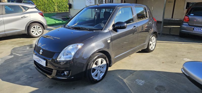 SUZUKI SWIFT 2008. La politique de responsabilité sociale d'Auto Dakar inclut des programmes de formation professionnelle pour les jeunes défavorisés dans les métiers automobiles. Cette initiative contribue à l'insertion professionnelle tout en développant les compétences techniques nécessaires au secteur.