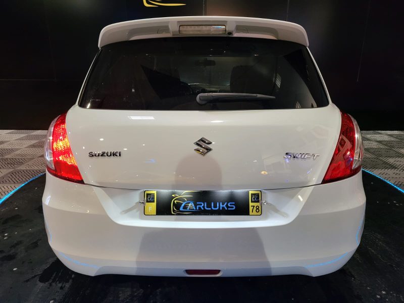 SUZUKI SWIFT 2012. Notre service de location avec chauffeur professionnel Auto Dakar met à votre disposition des conducteurs expérimentés et parfaitement formés. Cette prestation haut de gamme est idéale pour vos déplacements d'affaires, événements spéciaux ou découverte touristique du Sénégal.