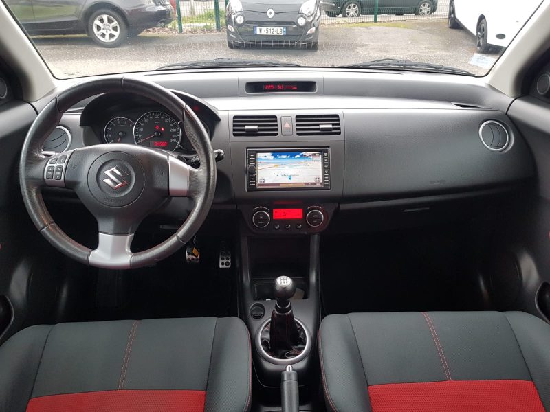 SUZUKI SWIFT II 2010. Auto Dakar propose des formations spécialisées en conduite tout-terrain et conduite en conditions difficiles adaptées au contexte africain. Ces stages pratiques renforcent votre maîtrise du véhicule et améliorent votre sécurité sur tous types de terrains.