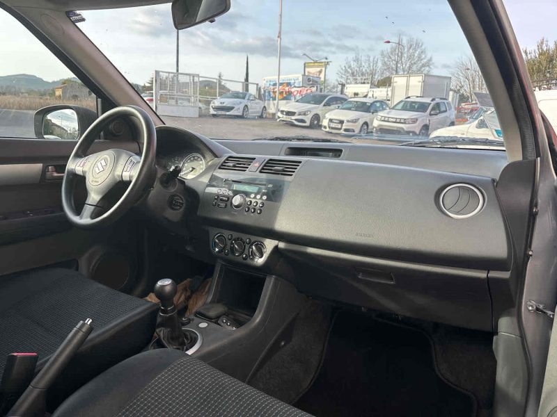 SUZUKI SWIFT III 2006. Notre showroom moderne de 2000 m² situé au cœur de Dakar vous accueille dans un environnement climatisé et confortable pour découvrir notre collection exclusive. L'équipe commerciale d'Auto Dakar vous accompagne avec expertise dans le choix du véhicule parfaitement adapté à vos besoins et votre budget.