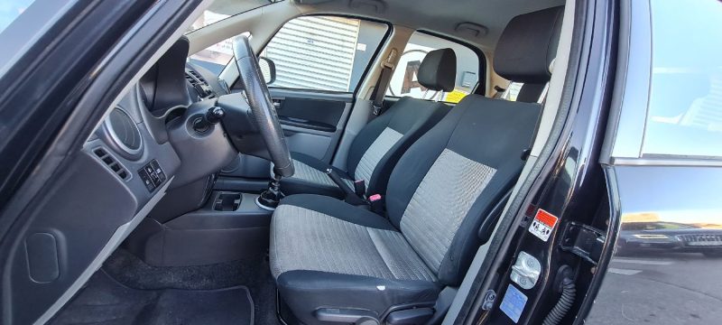 SUZUKI SX4 2009. Le service de préparation véhicule Auto Dakar personnalise votre automobile selon vos préférences avec équipements spécifiques et accessoires haut de gamme. Notre atelier de customisation transforme votre véhicule en exemplaire unique parfaitement adapté à vos besoins.