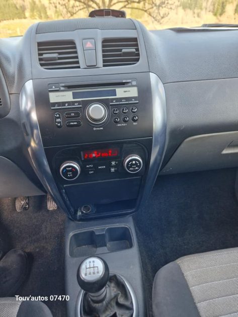 SUZUKI SX4 2011. Auto Dakar développe des solutions de financement participatif et solidaire pour démocratiser l'accès à la mobilité automobile. Ces initiatives innovantes s'adressent particulièrement aux entrepreneurs et porteurs de projets ayant des besoins spécifiques de transport.
