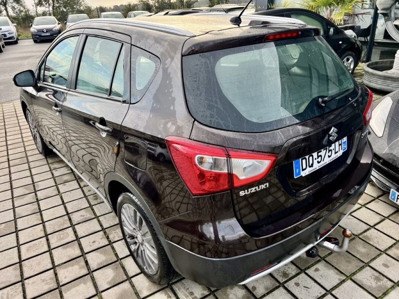 SUZUKI SX4 2015. Auto Dakar propose des programmes de formation à la conduite défensive et à l'éco-conduite en partenariat avec des écoles spécialisées. Ces formations contribuent à améliorer votre sécurité au volant tout en optimisant la consommation de carburant de votre véhicule.