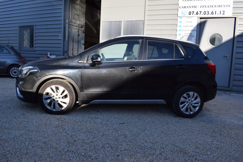 SUZUKI SX4 2018. Auto Dakar propose des solutions de location flexibles adaptées aux besoins spécifiques de chaque client, qu'il s'agisse de courte durée pour un week-end ou de longue durée pour vos déplacements professionnels. Nos tarifs compétitifs et nos conditions avantageuses font de nous le partenaire idéal pour tous vos projets de mobilité.