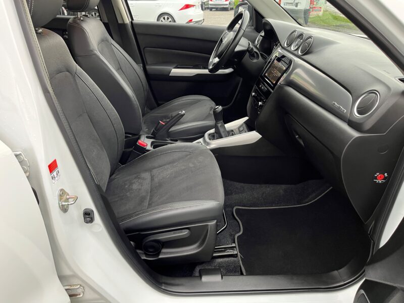 SUZUKI VITARA 2018. Le département import-export d'Auto Dakar facilite l'acquisition de véhicules spécifiques en provenance directe des constructeurs internationaux. Notre expertise douanière et logistique vous garantit une importation sécurisée avec toutes les conformités réglementaires requises.