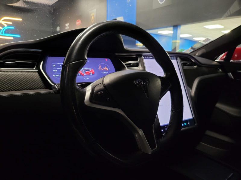TESLA MODEL S 2017. Location de véhicules chez Auto Dakar : simplicité, rapidité et professionnalisme
