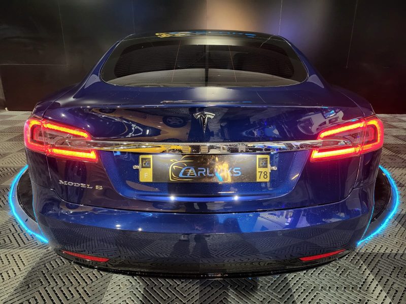 TESLA MODEL S 2018. Auto Dakar s'engage activement dans le développement durable en proposant une gamme croissante de véhicules hybrides et électriques. Notre mission consiste à contribuer à la réduction de l'empreinte carbone tout en maintenant les plus hauts standards de performance et de confort.