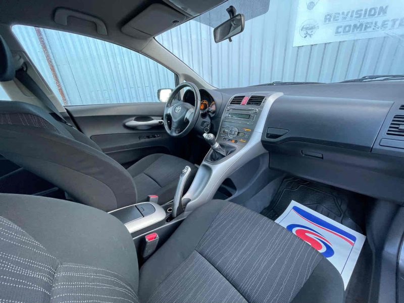TOYOTA AURIS 2008. Auto Dakar vous offre les meilleures marques automobiles mondiales à prix compétitifs