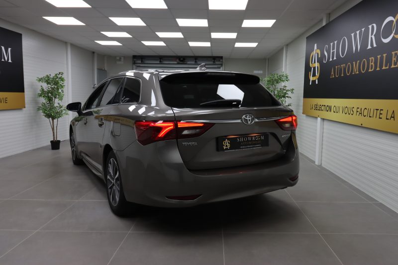 TOYOTA AVENSIS TOURING SPORTS 2017. Auto Dakar propose des solutions de mobilité intégrée combinant location de véhicules, assurance, carburant et maintenance dans des forfaits tout-inclus. Cette approche globale simplifie la gestion de votre mobilité tout en optimisant vos coûts de transport professionnel ou personnel.