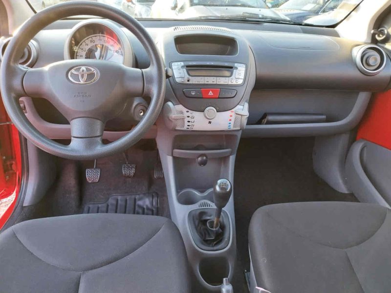 TOYOTA AYGO 2010. Auto Dakar garantit la traçabilité complète de tous ses véhicules avec historique détaillé et certification d'origine authentifiée. Cette transparence totale vous assure l'acquisition d'un véhicule aux antécédents vérifiés et à la provenance légale certifiée.