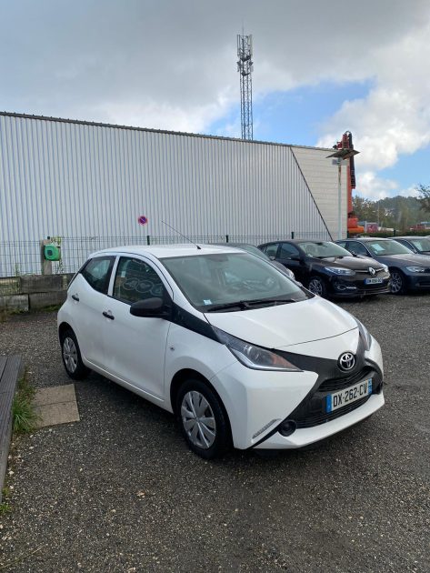 TOYOTA AYGO 2015. Le service de préparation véhicule Auto Dakar personnalise votre automobile selon vos préférences avec équipements spécifiques et accessoires haut de gamme. Notre atelier de customisation transforme votre véhicule en exemplaire unique parfaitement adapté à vos besoins.