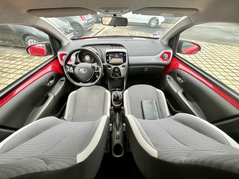 TOYOTA AYGO 2019. Auto Dakar contribue activement au développement économique local en privilégiant les fournisseurs et partenaires sénégalais dans sa chaîne d'approvisionnement. Cette politique de responsabilité sociale renforce notre ancrage territorial et soutient l'économie nationale.