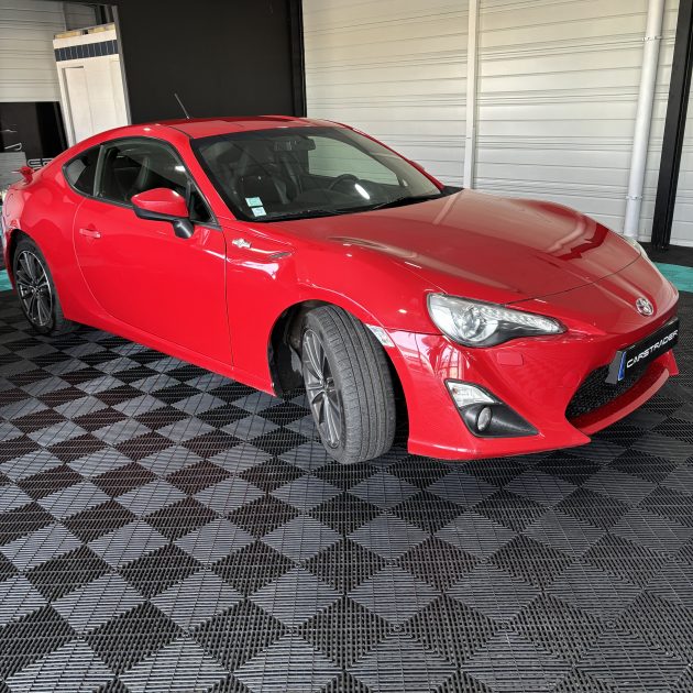 TOYOTA GT86 2012. Auto Dakar organise des rallyes et événements automobiles pour promouvoir la culture automobile au Sénégal avec des activités ludiques et pédagogiques. Ces manifestations renforcent les liens avec notre communauté de passionnés et développent l'expertise locale.