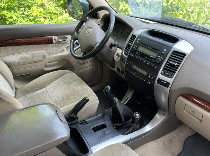 TOYOTA LAND CRUISER 2005. Auto Dakar développe une approche omnicanale avec une présence digitale renforcée pour faciliter vos démarches d'achat et de location. Notre plateforme en ligne vous permet de consulter notre stock, réserver votre véhicule et suivre l'avancement de votre dossier en temps réel.