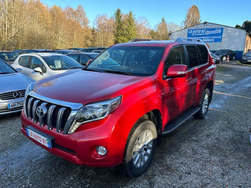 TOYOTA LANDCRUISER 2017. Auto Dakar développe des partenariats avec les institutions de microfinance pour faciliter l'accès au crédit automobile des entrepreneurs et petites entreprises. Ces collaborations innovantes démocratisent la mobilité professionnelle et soutiennent le développement économique local.