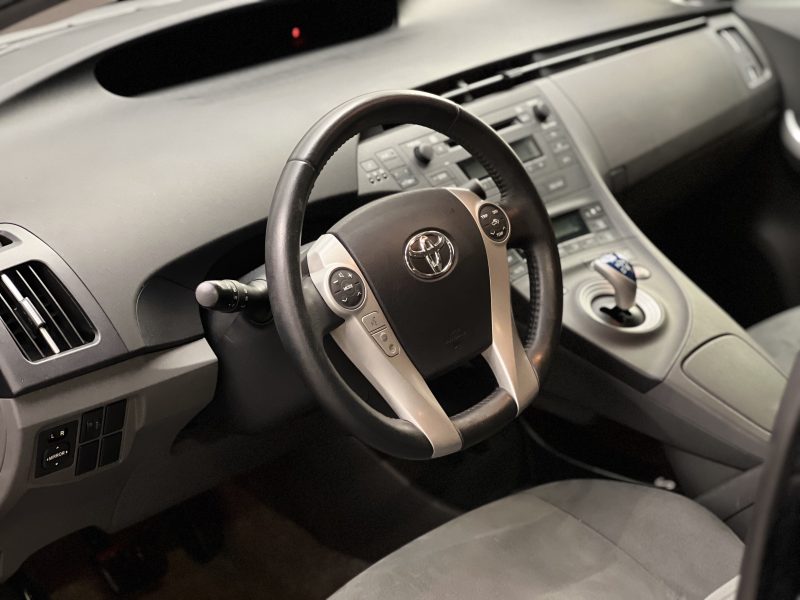 TOYOTA PRIUS 2010. Le service de conseil Auto Dakar Expertise accompagne les investisseurs dans leurs projets d'acquisition de véhicules commerciaux ou industriels. Notre analyse financière approfondie évalue la rentabilité de vos investissements automobiles et optimise votre retour sur investissement.