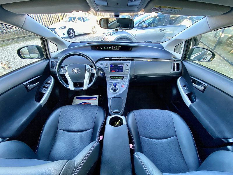 TOYOTA PRIUS 2013. La recherche et développement Auto Dakar explore les adaptations technologiques nécessaires pour optimiser les performances automobiles en climat tropical. Ces innovations spécifiques au contexte africain améliorent la fiabilité et la durabilité des véhicules dans nos conditions d'utilisation.