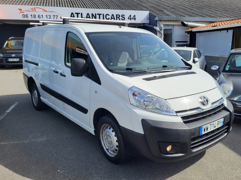 TOYOTA PROACE 2016. Auto Dakar investit dans la recherche et développement pour anticiper les évolutions du marché automobile africain. Notre veille technologique permanente nous permet d'identifier les innovations pertinentes pour les conditions d'utilisation spécifiques au Sénégal.