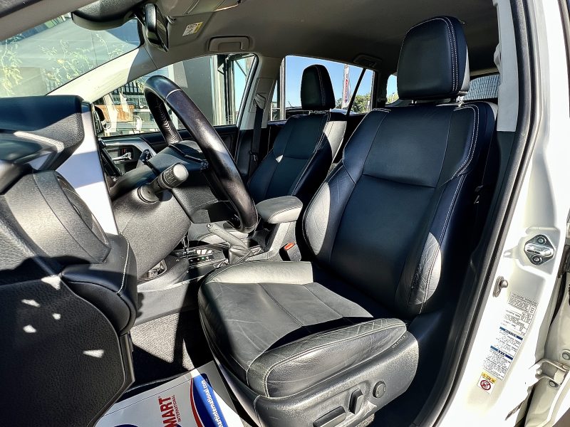 TOYOTA RAV 4 2017. Auto Dakar investit continuellement dans la formation de ses équipes pour maintenir le plus haut niveau d'expertise technique et commerciale. Cette politique de formation permanente nous permet de vous offrir des conseils pertinents et un service client d'excellence reconnu par nos clients.