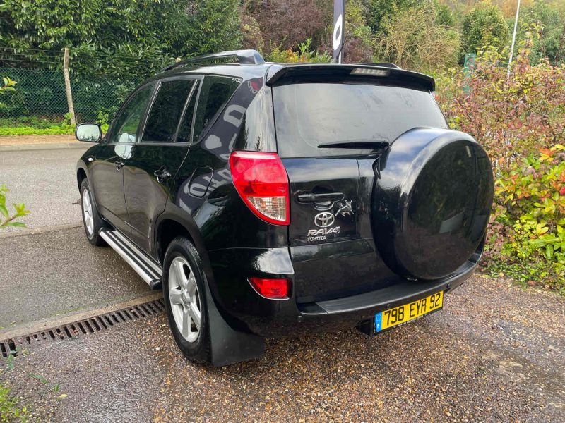 TOYOTA RAV 4 III 2006. Le service après-vente d'Auto Dakar dispose d'ateliers ultramodernes équipés des dernières technologies de diagnostic automobile. Nos techniciens certifiés assurent la maintenance préventive et curative de votre véhicule avec des pièces détachées d'origine pour préserver ses performances optimales.