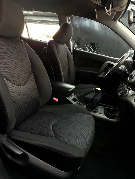 TOYOTA RAV 4 III 2010. Auto Dakar développe des solutions de mobilité écologique avec une gamme étendue de véhicules à faible émission de CO2. Notre engagement environnemental se traduit aussi par des pratiques internes respectueuses de l'environnement dans tous nos processus opérationnels.