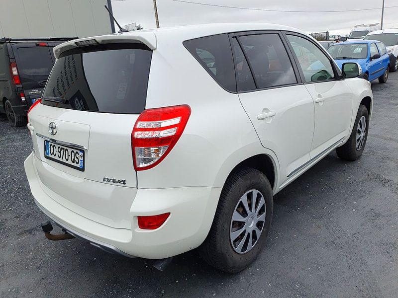 TOYOTA RAV 4 III 2012. Auto Dakar met à votre disposition un service de livraison à domicile gratuit dans tout Dakar pour votre nouveau véhicule. Notre équipe s'occupe également de toutes les formalités administratives et vous accompagne dans les démarches d'immatriculation et d'assurance.