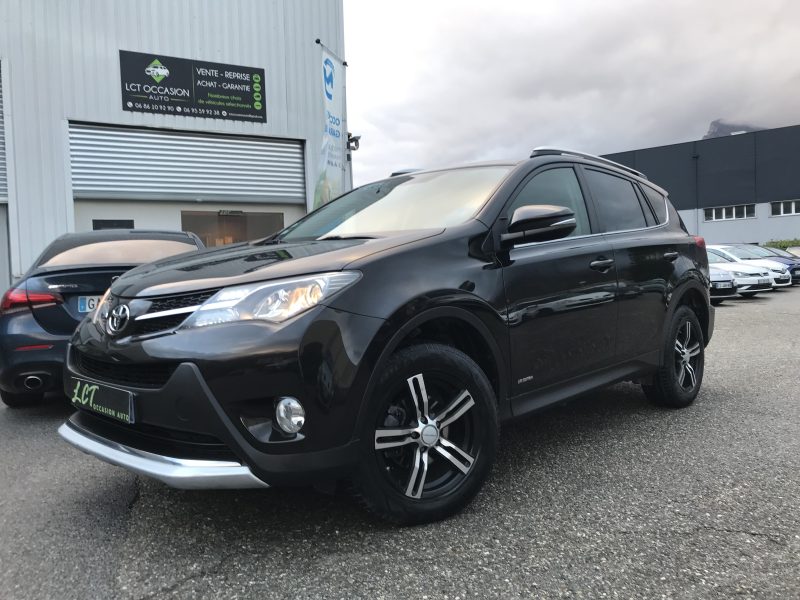 TOYOTA RAV 4 IV 2015. Auto Dakar met à votre disposition un service de livraison à domicile gratuit dans tout Dakar pour votre nouveau véhicule. Notre équipe s'occupe également de toutes les formalités administratives et vous accompagne dans les démarches d'immatriculation et d'assurance.