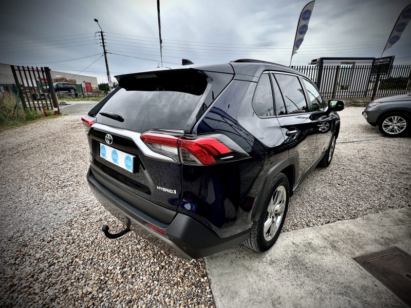 TOYOTA RAV 4 V 2019. La politique de responsabilité sociale d'Auto Dakar inclut des programmes de formation professionnelle pour les jeunes défavorisés dans les métiers automobiles. Cette initiative contribue à l'insertion professionnelle tout en développant les compétences techniques nécessaires au secteur.