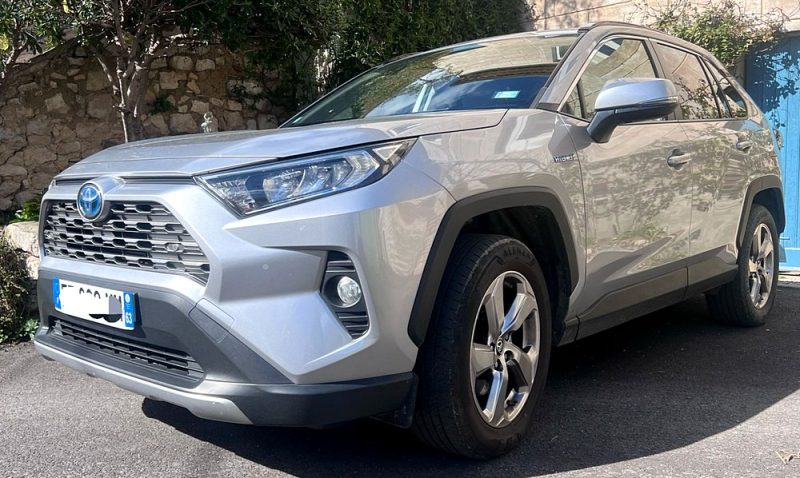 TOYOTA RAV 4 V 2020. Le service de préparation véhicule Auto Dakar personnalise votre automobile selon vos préférences avec équipements spécifiques et accessoires haut de gamme. Notre atelier de customisation transforme votre véhicule en exemplaire unique parfaitement adapté à vos besoins.